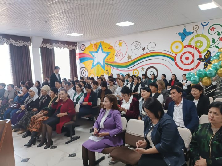 Ұстаздар күніне орай 11—сынып оқушыларының  ұйымдастыруымен "Ұстаз—адамзаттың шамшырағы! " тақырыбында мерекелік іс—шара өтті.