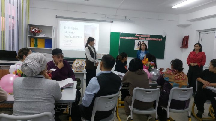 5—сынып ата—аналарымен "Жасөспірімді зорлық—зомбылықтан  қорғаудың  негізі—сенім мен жеке шекараға құрмет" тақырыбында сабақ ұйымдастырылды. 🔹Мақсаты: жасөспірімді зорлық-зомбылықтан қорғау үшін жағдай жасау:
