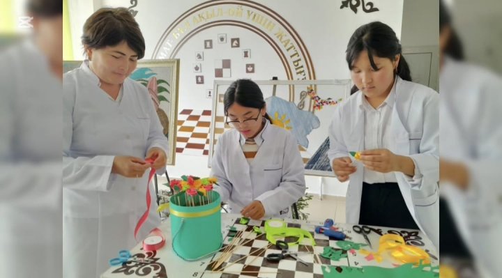 "Өнім менің қолымнан" атты жобасы аясында жас шеберлердің көрмесі ұйымдастырылды. 🔹 Мақсаты:  ұлттық өнер арқылы оқушылардың шығармашылығын арттыру, шеберлік қабілетін дамыту.Қол еңбегіне баулу.Еңбекке деген сүйіспеншілігін арттыру.